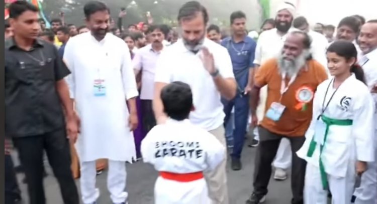 Rahul and Jagga applauded children acrobatics in Bharat Jodo Yatra