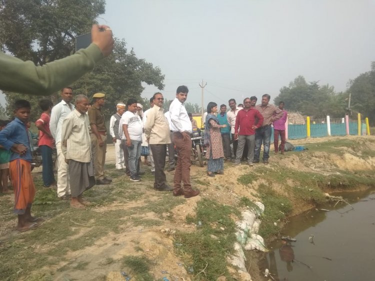 वेला कपूर पुर गांव में विकास कार्यों में धांधली करने पर सीडिओ ने तकनीकी सहायक व रोजगार सेवक को थमाया कारण बताओ नोटिस