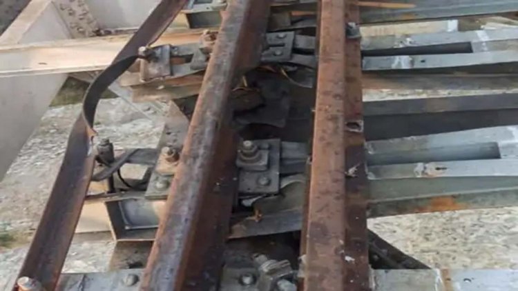 उदयपुर-असरवा रेलवे पटरी को बदमाशों ने विस्फोट कर उड़ाया