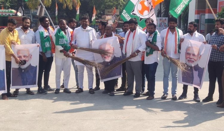 Jagga Hits Modi's portrait with brooms and footwear in protest of against BJP'S in support of Rahul Gandhi