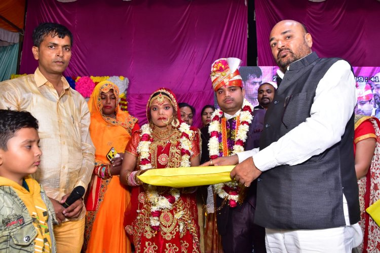 यज्ञसैनी वैश्य समाज ने नगर के जनता इण्टर कॉलेज में कराई दहेज रहित शादी