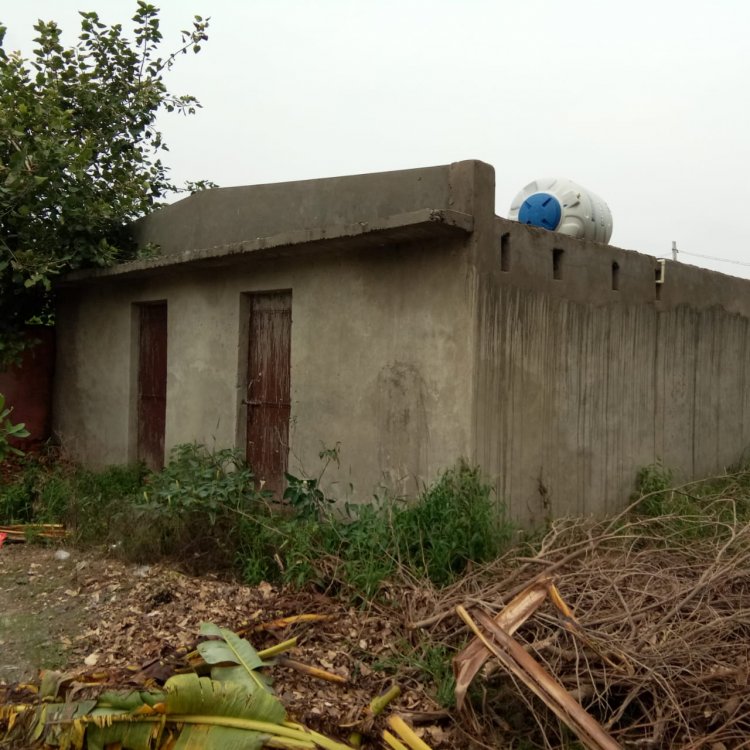 कछौना के महरी गांव में अधूरा पड़ा सामुदायिक शौचालय जिम्मेदारों के दावों की खोल रहा पोल