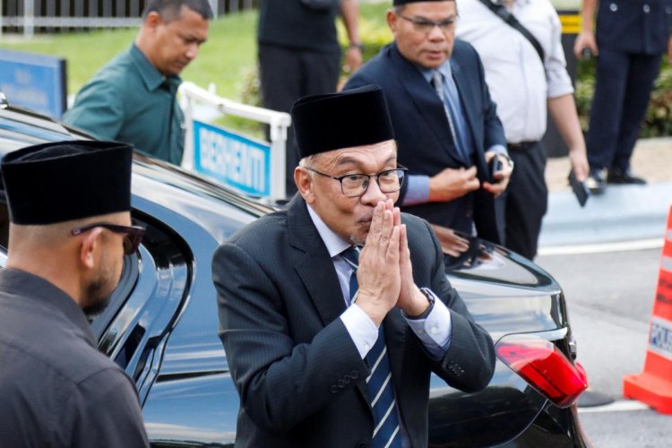 मलेशिया के सुल्तान ने सुधारवादी नेता अनवर इब्राहिम को देश का नया प्रधानमंत्री घोषित किया