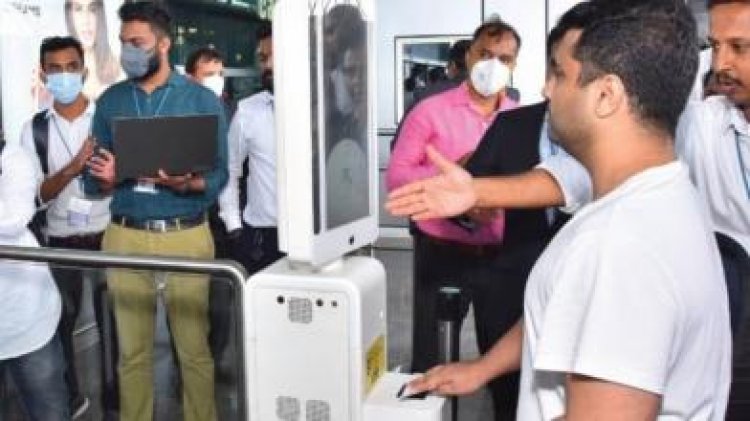 ज्योतिरादित्य सिंधिया ने दिल्ली हवाई अड्डे पर यात्रियों के लिए कागजरहित प्रवेश की सुविधा ‘डिजियात्रा’ शुरू की