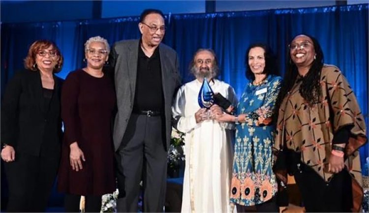 श्री श्री रविशंकर को अमेरिकी शहर मेम्फिस में ‘द एमिसरी ऑफ पीस’ पुरस्कार से सम्मानित किया गया