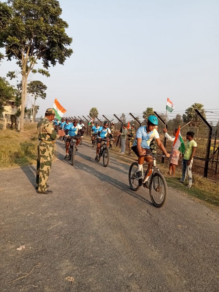 भारत की स्वतंत्रता की 75वीं वर्षगांठ के उपलक्ष्य में सीमा सुरक्षा बल द्वारा आयोजित साइकिल रैली उत्तर बंगाल फ्रंटियर के क्षेत्र को पार किया