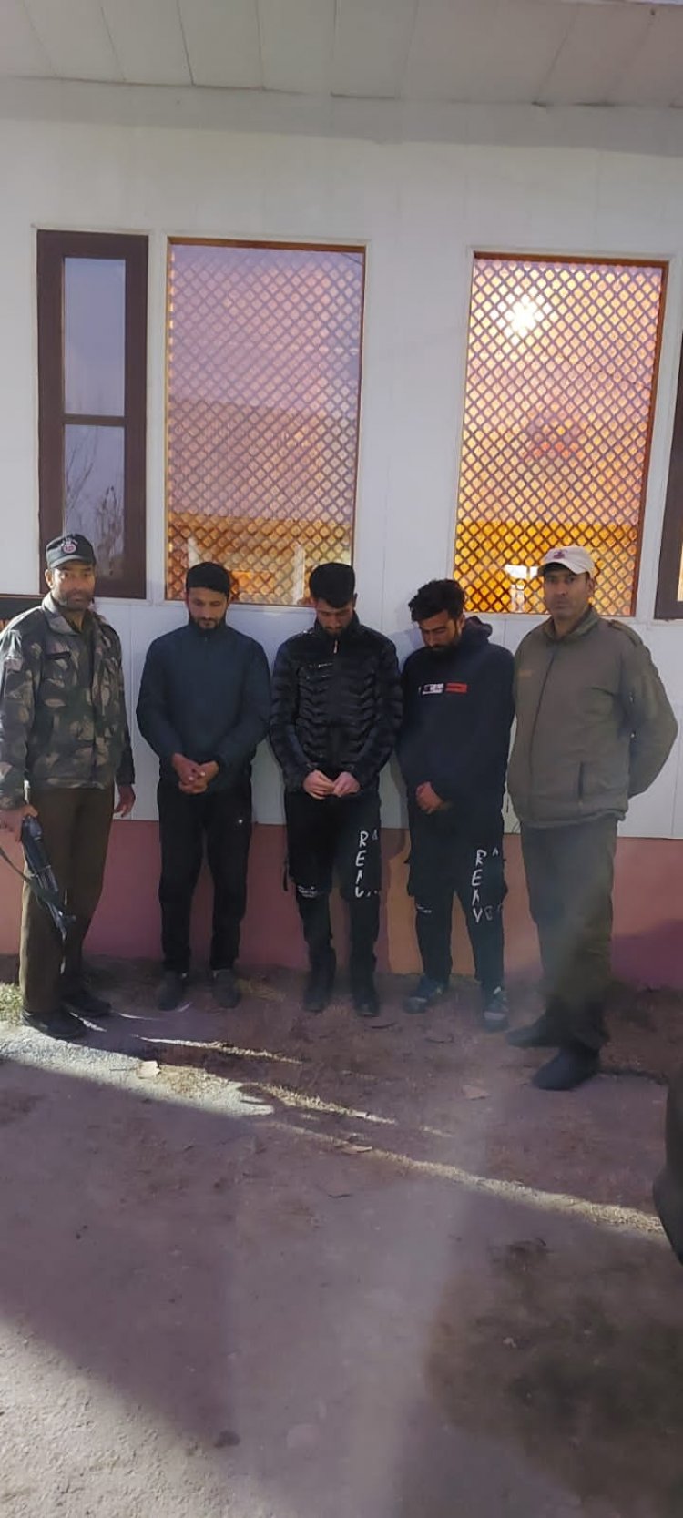 THREE GAMBLERS HELD AT JHEEL BRIDGE SINGHPORA PATTAN; CASE REGISTERED; PLAYING CARDS & STAKE MONEY OF  ₹ 5400/- RECOVERED