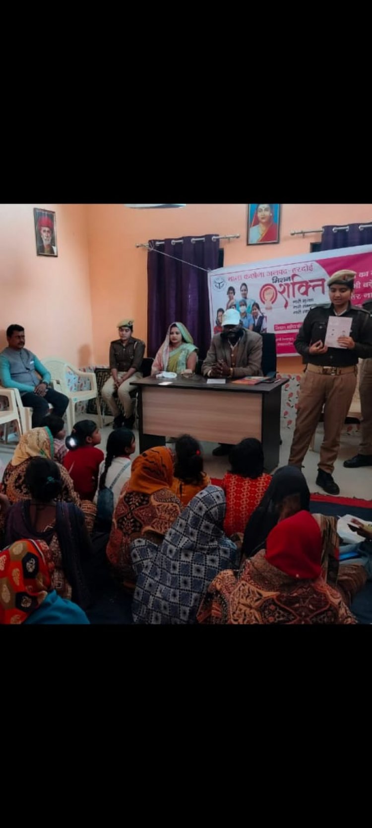 ग्राम सचिवालय में महिला सशक्तिकरण के तहत महिलाओं की सुरक्षा को लेकर किया जागरूक
