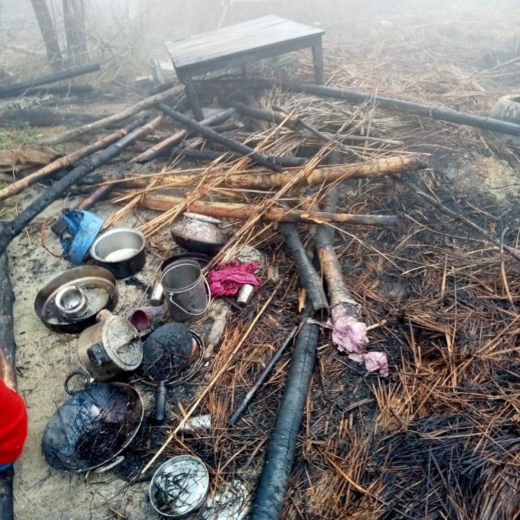 दबंगों ने गरीब महिला की झोपड़ी में लगाई आग, जेवर, नकदी समेत गृहस्थी का सामान जलकर हुआ खाक