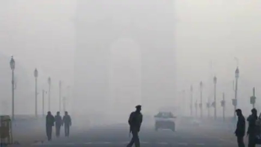 दिल्ली में छाया घना कोहरा, इस मौसम में पहली बार तापमान गिरकर 4.4 डिग्री सेल्सियस पर पहुंचा