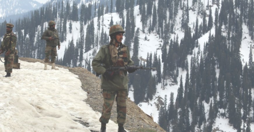 कश्मीर में नियंत्रण रेखा के पास फिसल कर खाई में गिरने से तीन जवानों की मौत