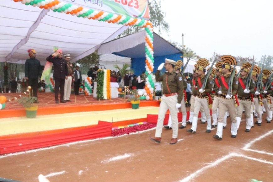 गणतंत्र दिवस में मंत्री महेन्‍द्र सिंह सिसो‍दिया ने ध्‍वजारोहण कर परेड की ली सलामी