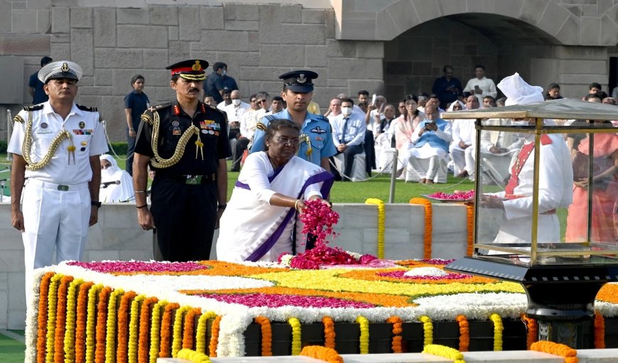 राष्ट्रपति, प्रधानमंत्री सहित विभिन्न नेताओं ने राजघाट पर महात्मा गांधी को श्रद्धांजलि दी