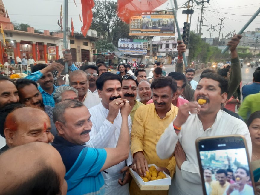 त्रिपुरा और नागालैंड विधानसभा चुनाव में भाजपा की जीत पर जश्न में डूबे कार्यकर्ता, नगाड़े बजाए और मिठाई बांटी