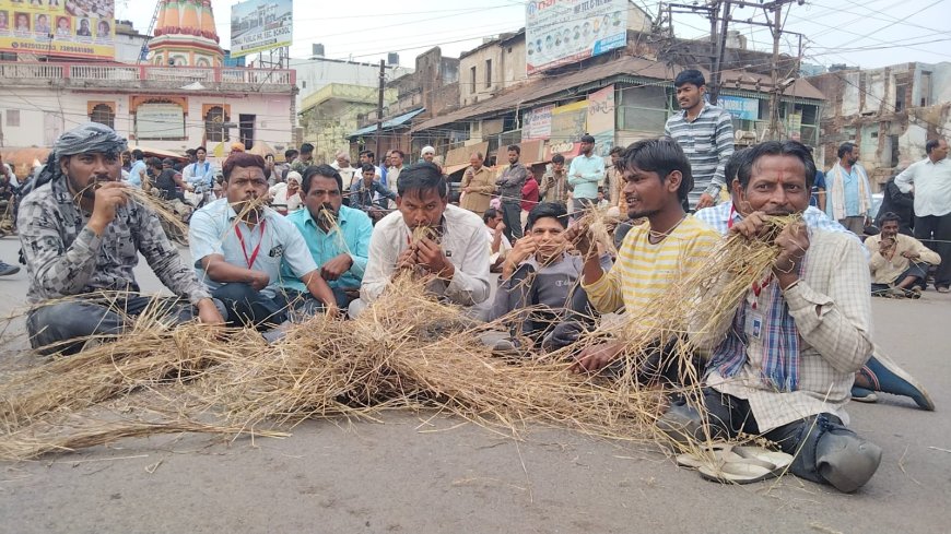 600 रु में तो एक महीना का घास भी नही आता, हम तो जानवरो से भी बदतर है : चारा खाकर दिव्यांगों ने किया सरकार की नीतियों का विरोध