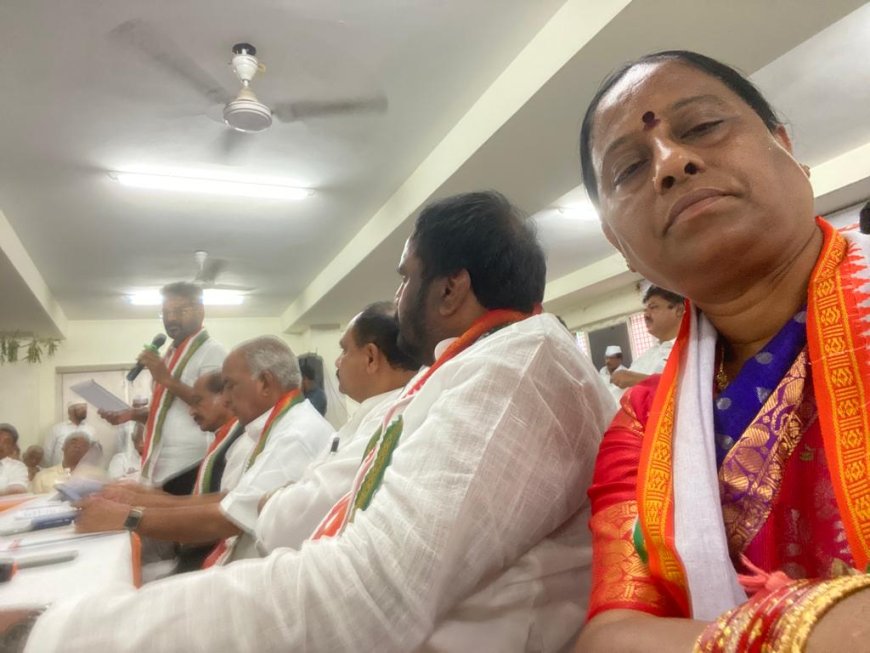 Former minister konda surekha urged to all Congress leaders wear black ribbon protest against to Rahul Gandhi suspension