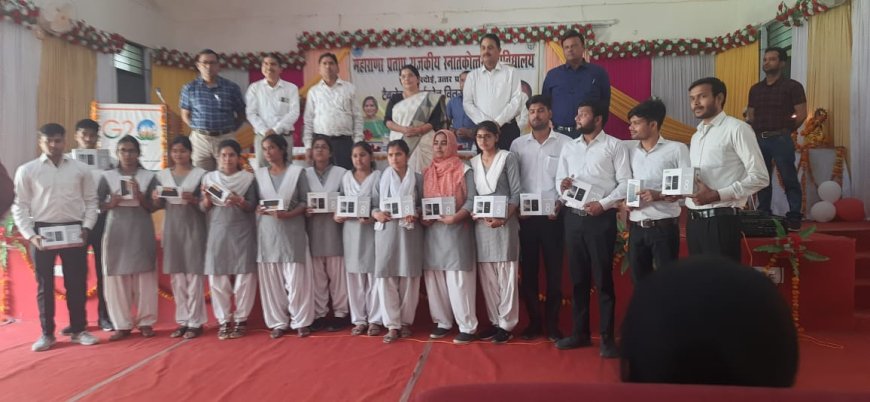 हरदोई के राजकीय महाविद्यालय मे उच्च शिक्षा राज्यमंत्री रजनी तिवारी ने 105 स्मार्ट फोन व 75 टैबलेट का छात्र/छात्राओं मे किया वितरण