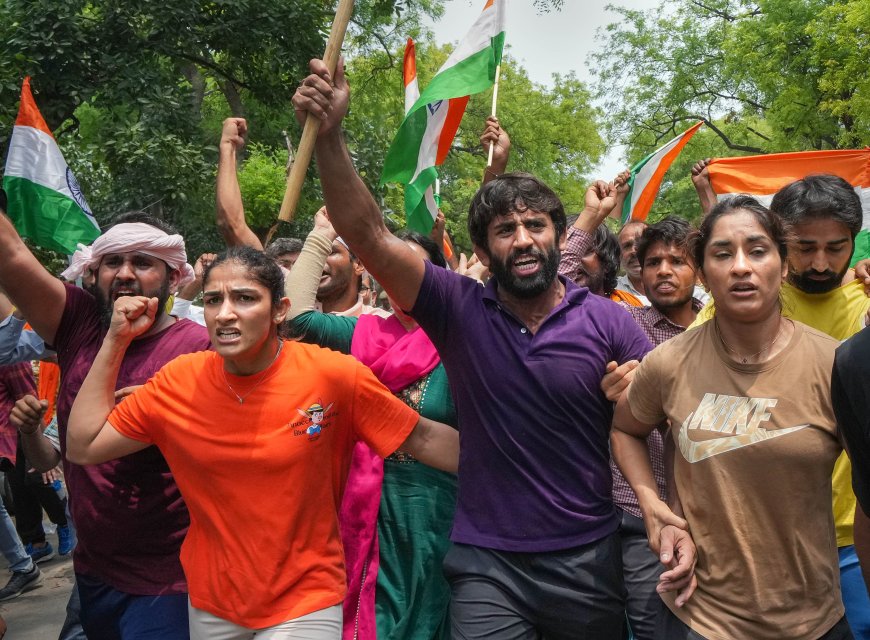 प्रदर्शनकारी पहलवानों ने कहा, गंगा में बहा देंगे पदक, इंडिया गेट पर भूख हड़ताल पर बैठेंगे