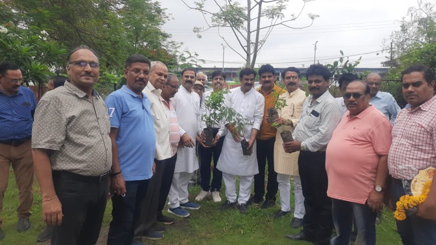 रक्तदान एवं पौधारोपण कर रोटरी के नवीन सत्र का हुआ शुभारंभ