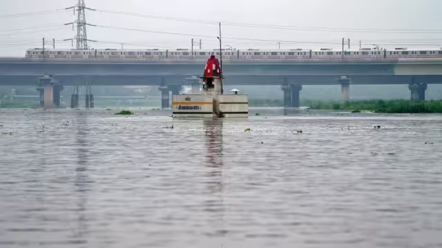 दिल्ली में यमुना का जलस्तर बढ़ा; किनारों पर बसे हजारों लोग सुरक्षित स्थानों पर गए
