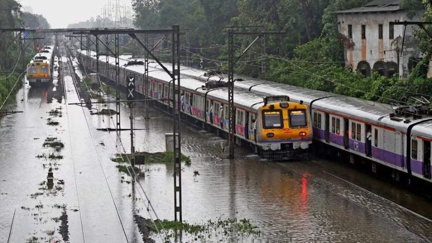 महाराष्ट्र : भारी बारिश के बाद पटरियों पर पानी भरने से मुंबई उपनगरीय खंड पर लोकल ट्रेन सेवा रुकी
