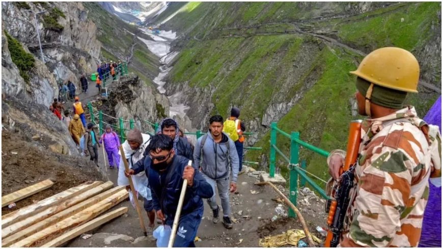 भूस्खलन से जम्मू-श्रीनगर राजमार्ग पर यातायात निलंबित, अमरनाथ यात्रियों का जत्था रामबन में रोका गया