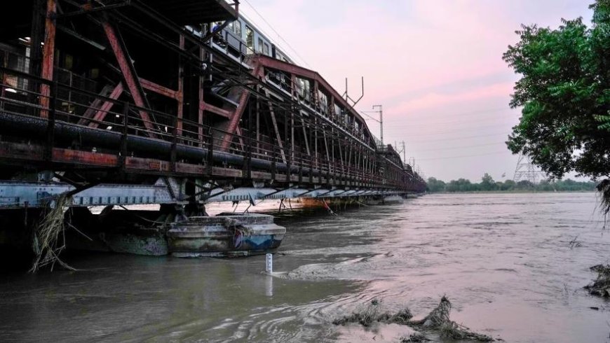 दिल्ली : यमुना का जलस्तर खतरे के निशान से ऊपर, ‘ओल्ड रेलवे ब्रिज’ रेल यातायात के लिए बंद