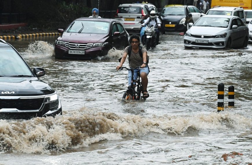 दिल्ली के कई हिस्सों में भारी बारिश, जलभराव से लगा जाम