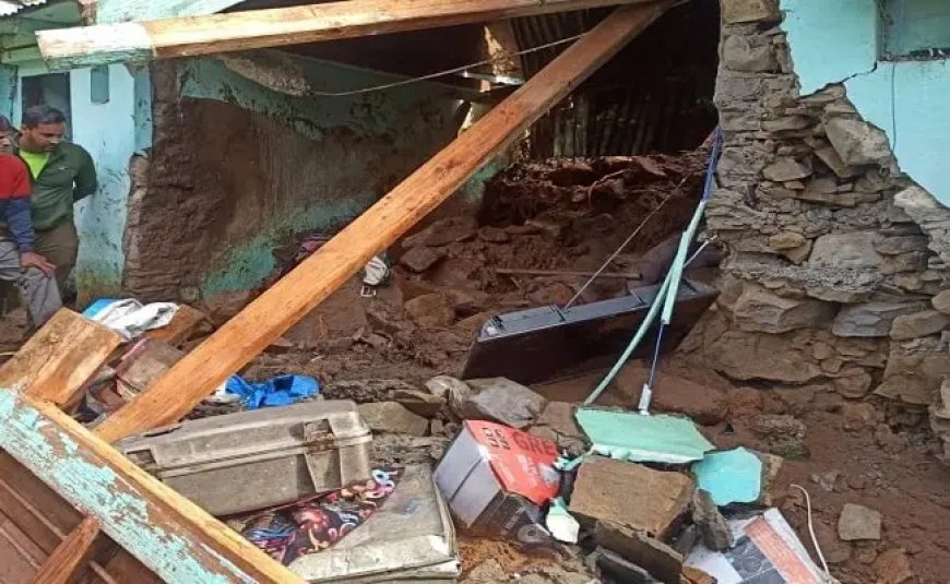 टिहरी में बारिश से टूटी दीवार घर में सो रहे दो बच्चे मलबे में दफन जोशीमठ के ग्वाड में फटा बादल
