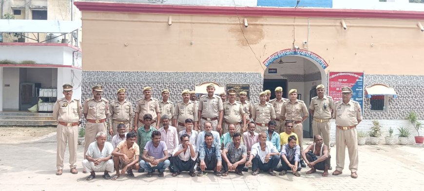 थाना पुवायाँ पुलिस द्वारा दबिश देकर न्यायालय द्वारा उद्घोषित 19 वारण्टी अभियुक्त गिरफ्तार किये गए।