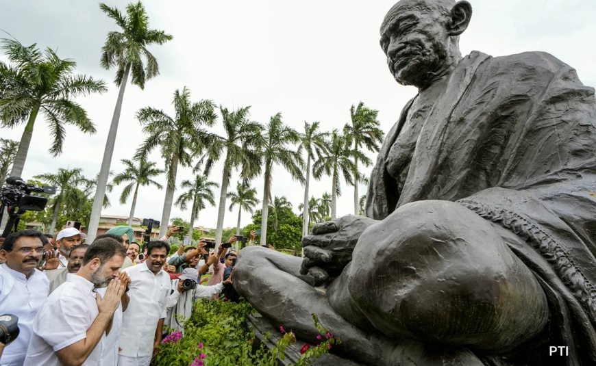 सदस्यता बहाल होने के बाद राहुल पहुंचे संसद, विपक्षी नेताओं ने किया स्वागत।