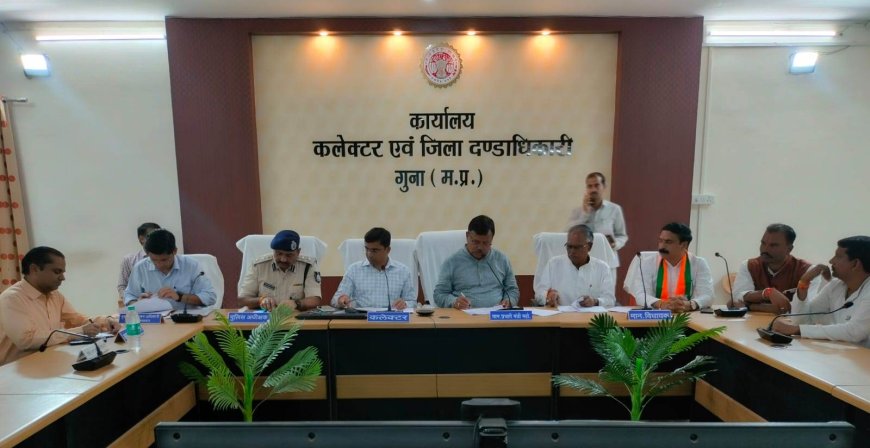 प्रभारी मंत्री द्वारा विभिन्न विभागों में संचालित योजना एवं कार्यो की समीक्षा की गयी