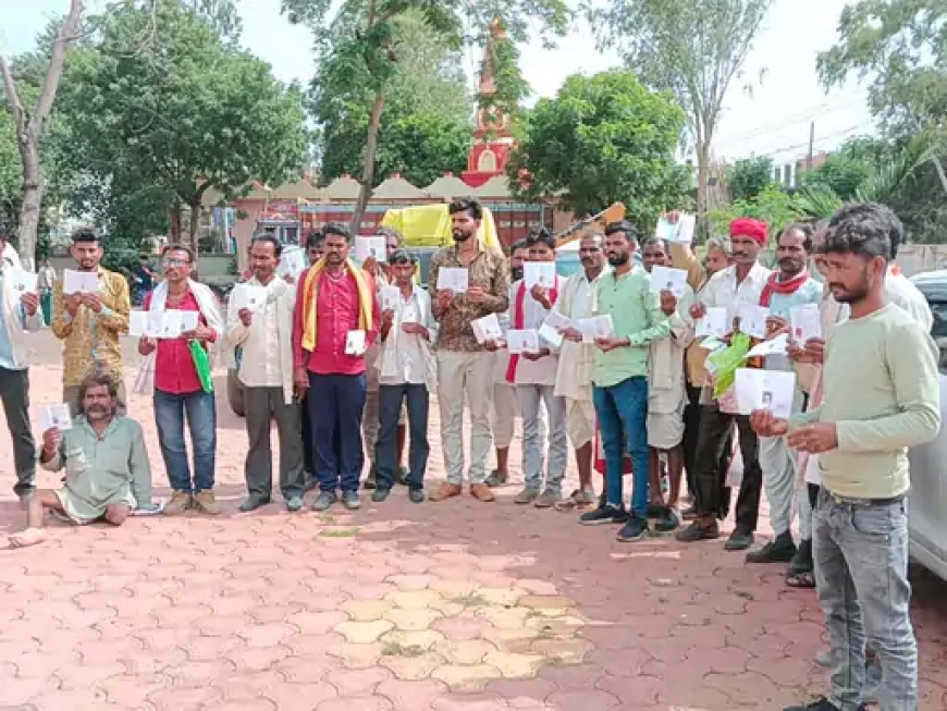 आरोप वकील ने जमीन के पट्टे दिलाने लिए 50-50 हजार
