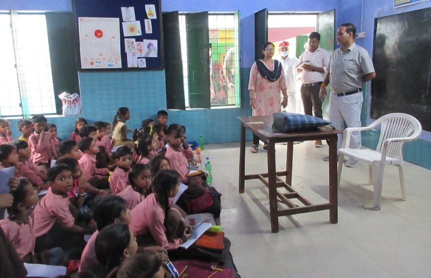 जिलाधिकारी उमेश प्रताप सिंह ने बुधवार को प्राथमिक विद्यालय अहमदपुरा का आकस्मिक निरीक्षण
