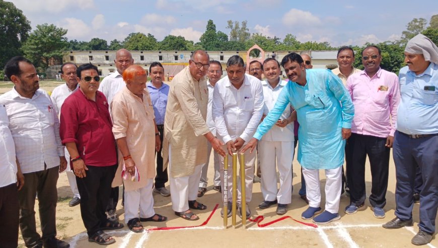 नेशनल इन्टर कालेज कादीपुर के मैदान पर इन्टर कालेजों की जनपद स्तरीय अण्डर नाइन्टीन क्रिकेट प्रतियोगिता का शुभारम्भ