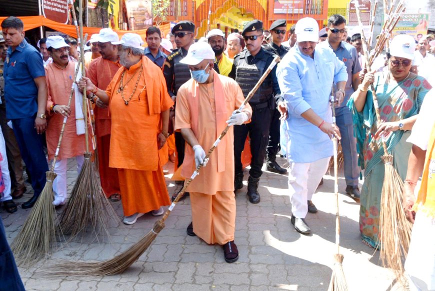 सीएम योगी आदित्यनाथ ने मंदिर परिसर पर लगाई झाड़ू