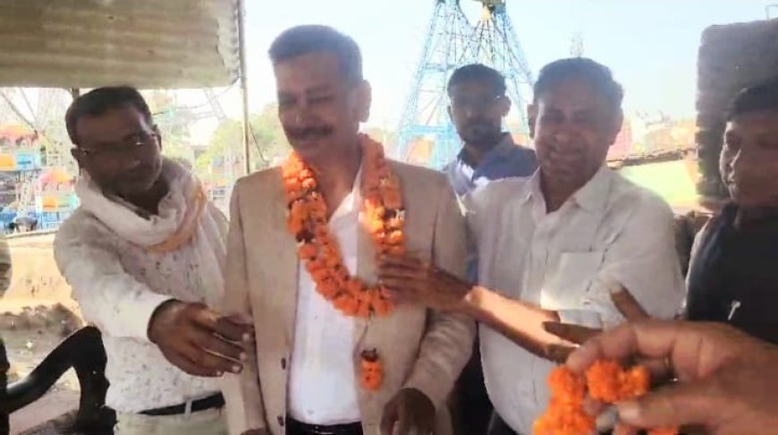 क्लाइंट की लड़ाई कोर्ट में लड़ता है अधिवक्ता और अपनी सड़क पर