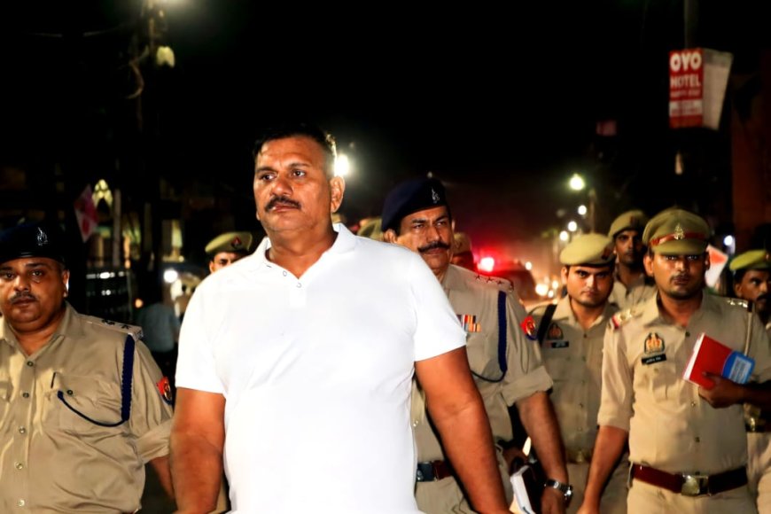 पुलिस अधीक्षक द्वारा नवरात्रि पर्व के दृष्टिगत क्षेत्र में पैदल गश्त किया