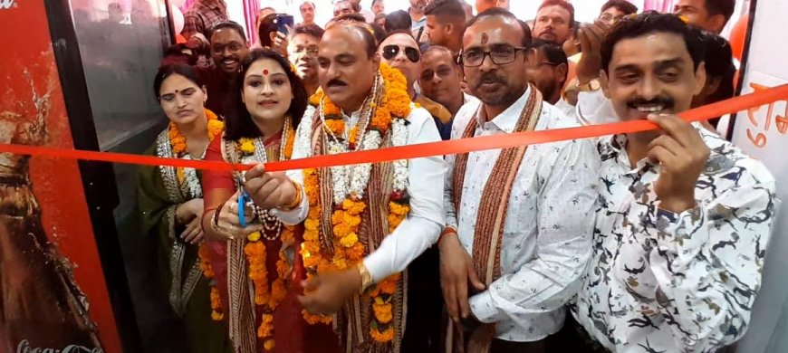 नगर पालिका अध्यक्ष स्वेता चौधरी एवं पूर्व सांसद राजेश दिवाकर ने रीविन काटकर किया मिष्ठान भण्डार उद्घाटन