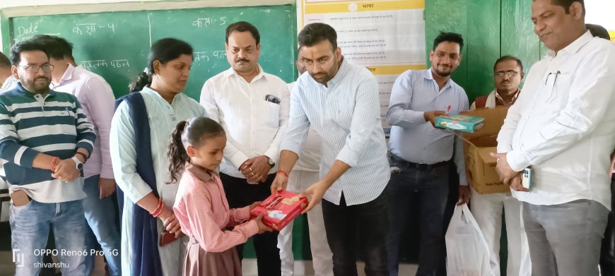 बच्चों को मिठाई और फल बांटकर मनाया जन्मदिन