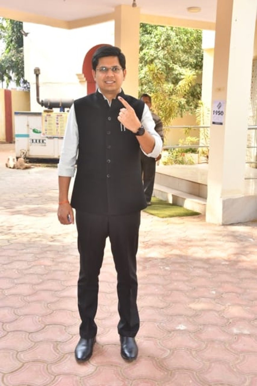सीईओ जिला पंचायत द्वारा मतदान केन्द्र क्रमांक 138 आयकर भवन में जाकर किया मतदान
