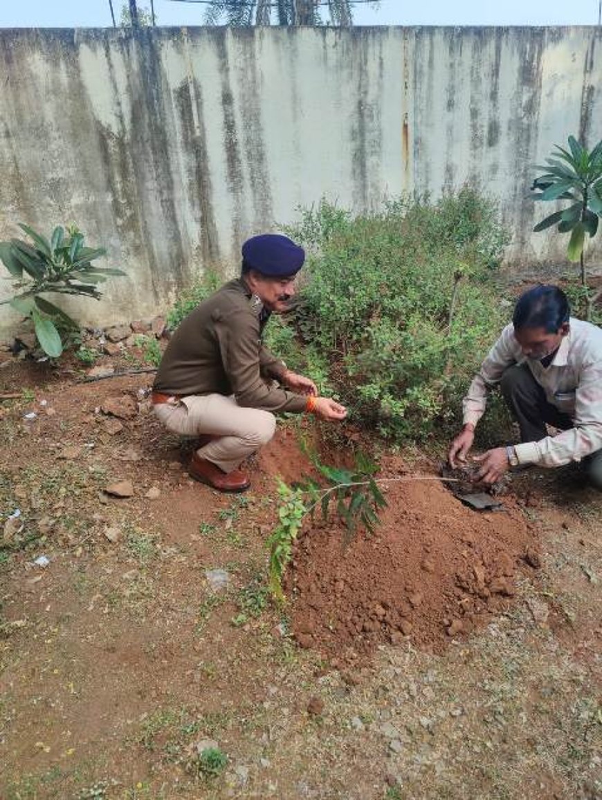 पुलिस अधीक्षक द्वारा मतदान केन्द्र 136 में जाकर किया मतदान