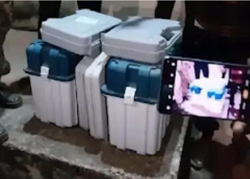 शिवपुरी में कांग्रेस कार्यकर्ताओं ने दो ईवीएम और वीवी पैट लेकर खड़ी बोलेरो को पकड़ा