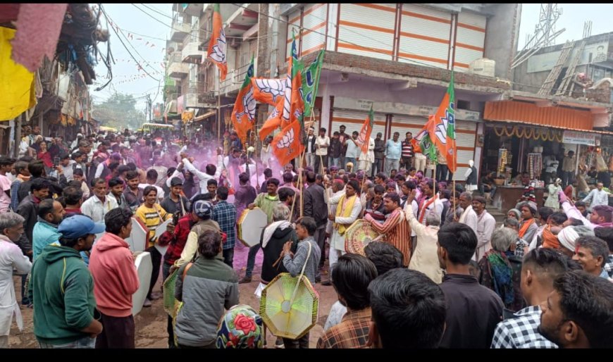 मध्य प्रदेश विधानसभा चुनाव में चाचौड़ा विधानसभा से भाजपा की उम्मीदवार प्रियंका मीना (पेंची) के द्वारा प्रचंड बहुमत के साथ विजयी होने पर मधुसूदनगढ़ चौराहे पर जमकर आतिशबाजी