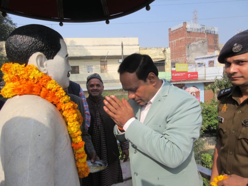 शहीद बलिदान दिवस के अवसर पर जिलाधिकारी श्री उमेश प्रताप सिंह एवं पुलिस अधीक्षक श्री अशोक मीणा ने जनपद में स्थापित शहीदों की प्रतिमाओं पर माल्यार्पण करते हुए श्रद्धांजलि दी