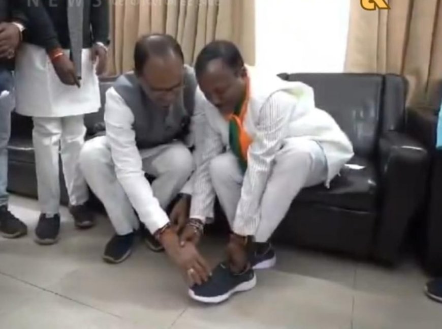 शिवराज सिंह चौहान ने रामदास पुरी को अपने हाथों से पहनाए जूते, भाजपा जिला अध्यक्ष का 6 साल पहले लिया संकल्प पूरा हुआ