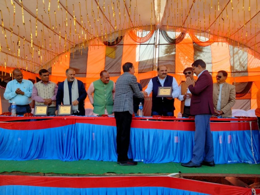 अभिभाषक संघ गुना द्धारा 3 दिन से चल रहे SL मेमोरियल स्कूल ग्राउण्ड में आयोजित APL 2023 सीजन 4 का आज फ़ाइनल मुकाबला Hulk 11 V/s K&D के मध्य खेला गया