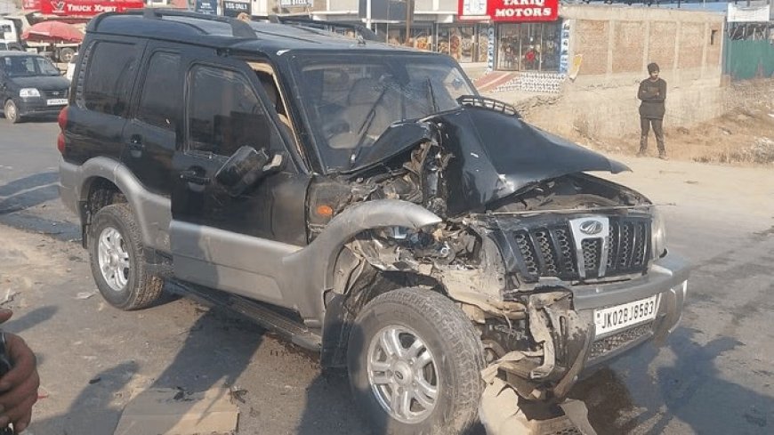 पीडीपी प्रमुख महबूबा मुफ्ती की कार दुर्घटनाग्रस्त