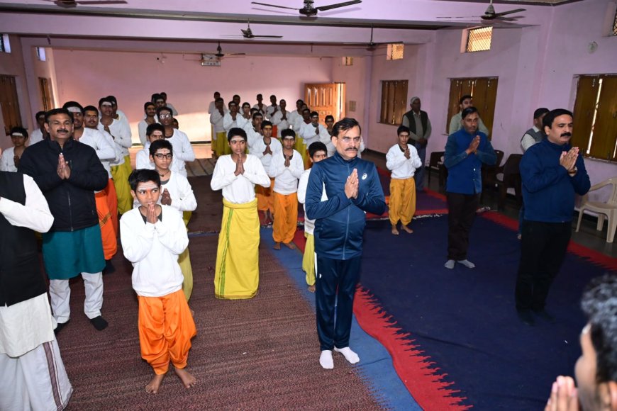आचार्य वाचस्पति शुक्ल संस्कृत वेद विद्यालय में बीडी शर्मा ने छात्रों के साथ किया योग