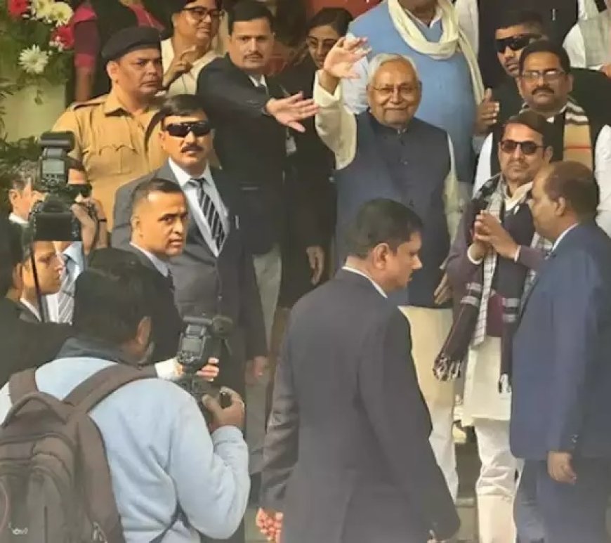 फ्लोर टेस्ट से पहले मुस्कुराते हुए बिहार विधानसभा पहुंचे सीएम नीतीश कुमार
